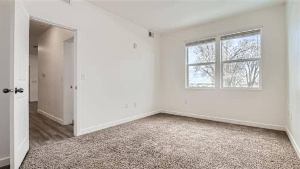 $ rent amazing amenities: Pool