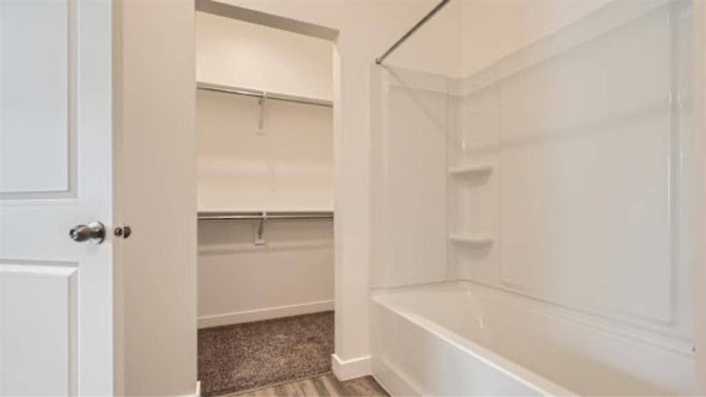 $ rent amazing amenities: Pool
