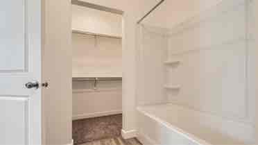 $ rent amazing amenities: Pool
