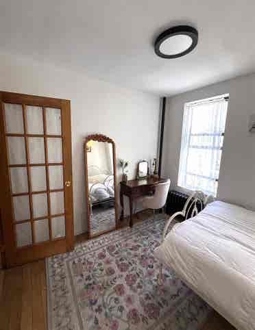 🌸 Room Available – East Village