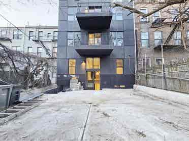 Apt in New Bldg with Balcony