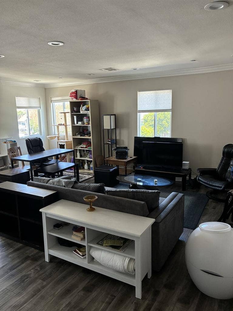 Nice Room -
East Hollywood