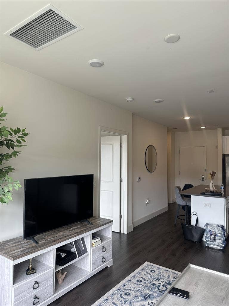 1 Bed Apt Leasing Aug st