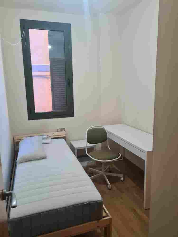 Room nearby Drassanes Metro (L3)