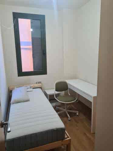 Room nearby Drassanes Metro (L3)