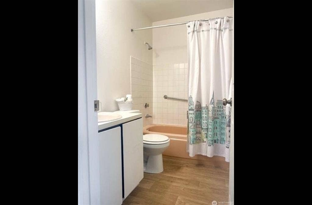 Room for rent WITH private bathroom