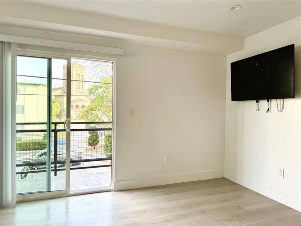 New spacious townhome in Koreatown