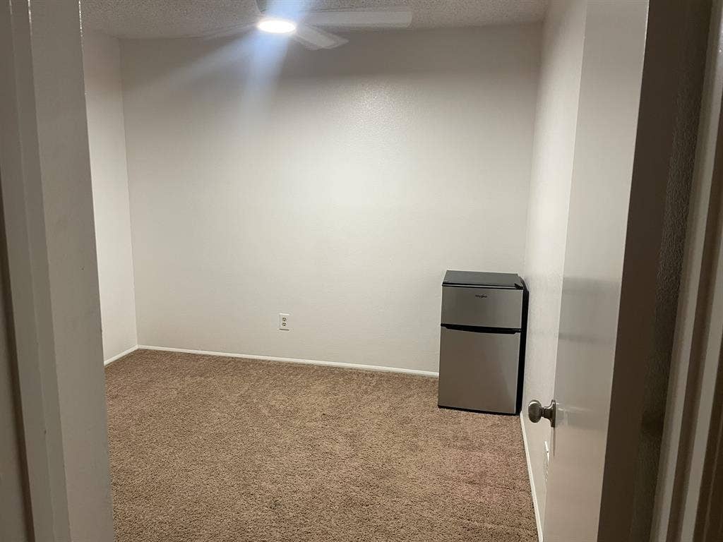 Room For Rent in Glendale