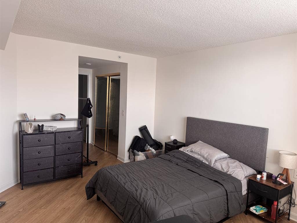 Female Roomate - Move-in August 1