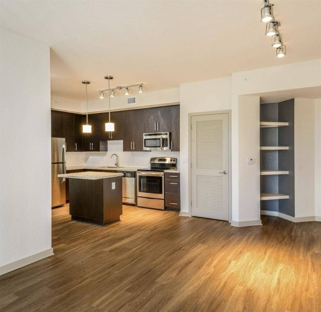 Looking for a cool roomie !