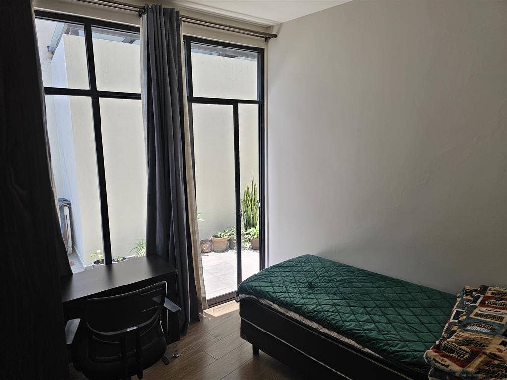 Habitación amueblada c bañó propio.