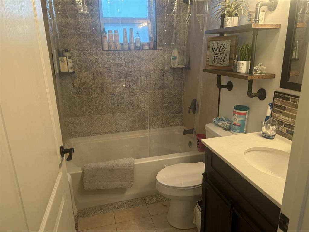 Looking for roommate/roomates