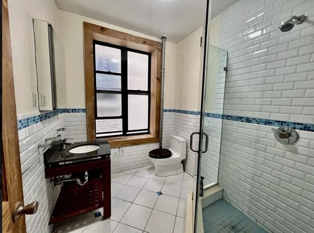 Private bedroom available !