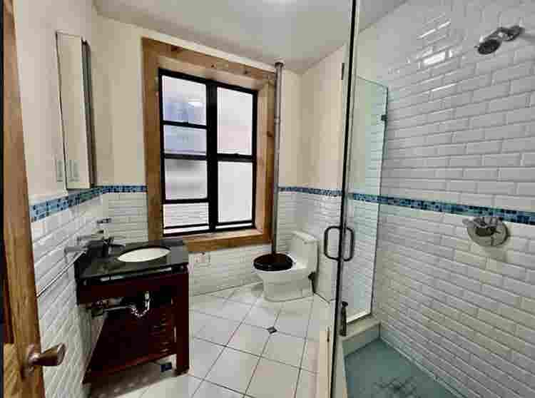Private bedroom available !