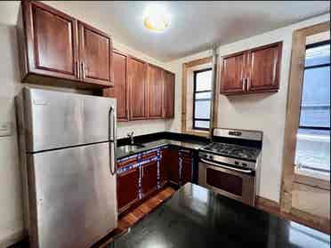 Private bedroom available !