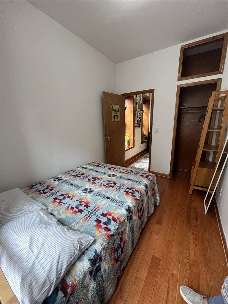 Room for rent in East Harlem duplex