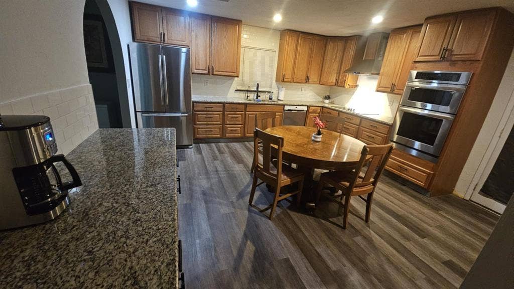 FULLY FURNISHED UTILITIES/WIFI POOL