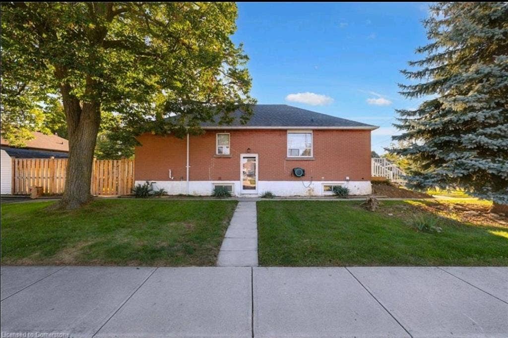 2+Den Basement Apartment – Hamilton