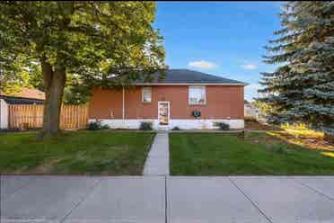 2+Den Basement Apartment – Hamilton