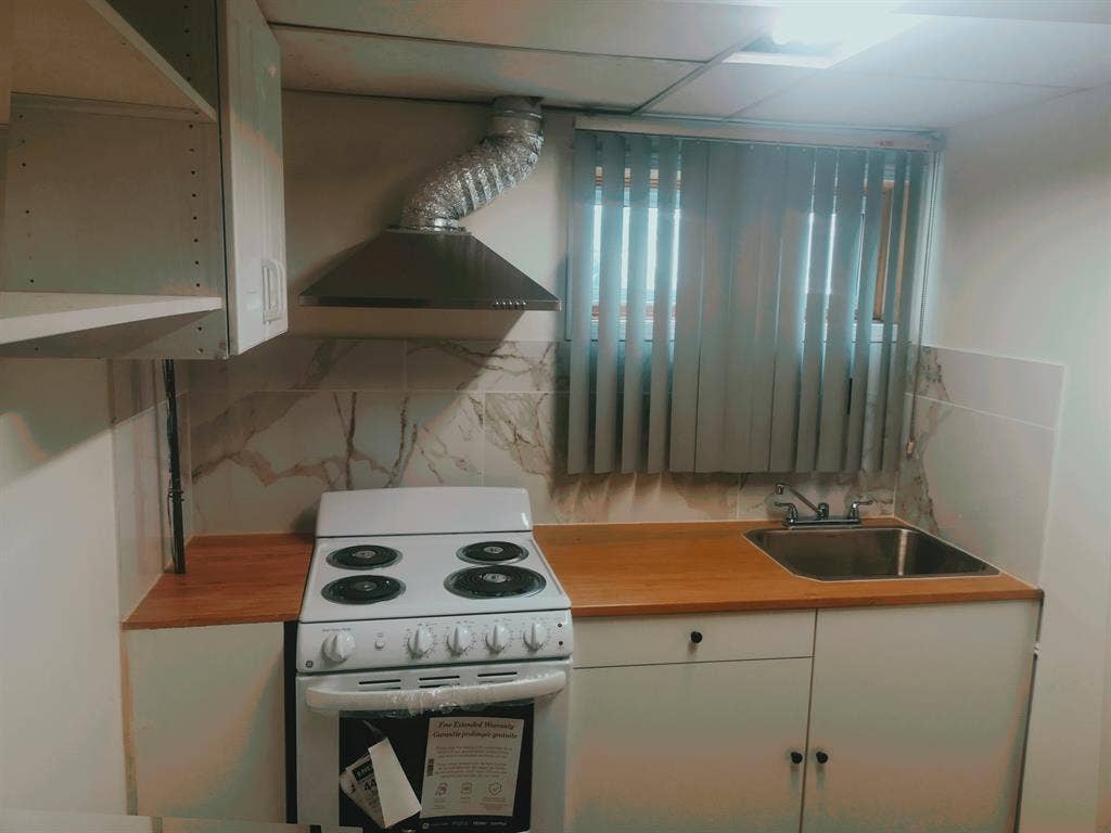 2+Den Basement Apartment – Hamilton