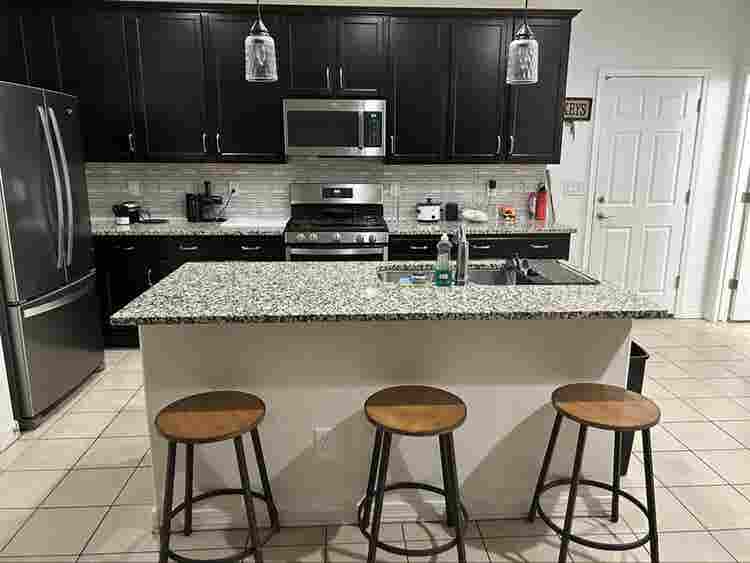 Looking for a Roomie Now!!!!