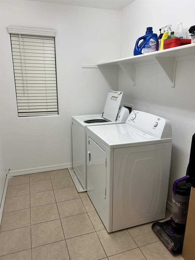 Looking for a roomie( Female Only)