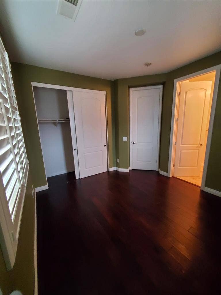 Room w/private bathroom in Eastlake
