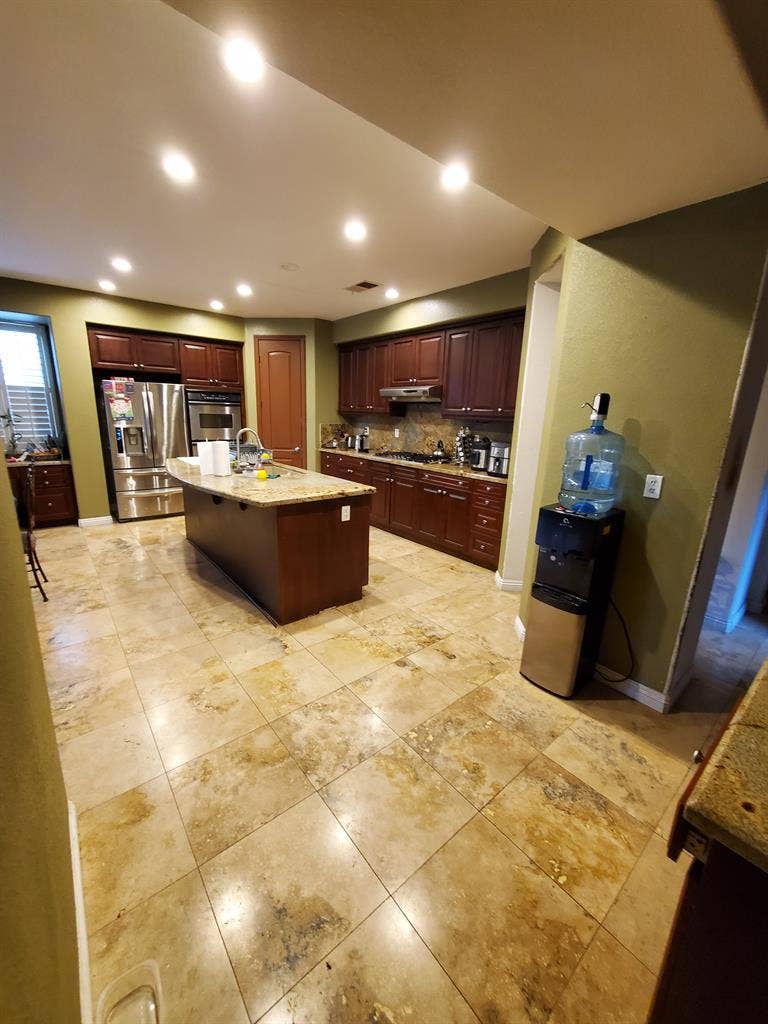 Room w/private bathroom in Eastlake
