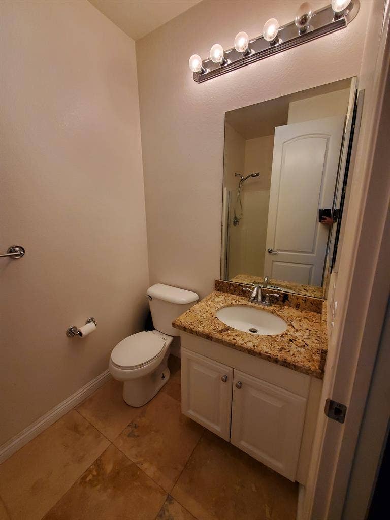 Room w/private bathroom in Eastlake