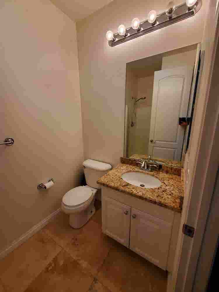 Room w/private bathroom in Eastlake