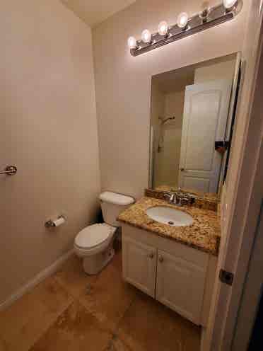 Room w/private bathroom in Eastlake