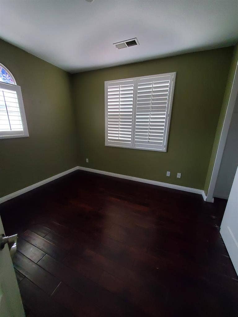 Room w/private bathroom in Eastlake