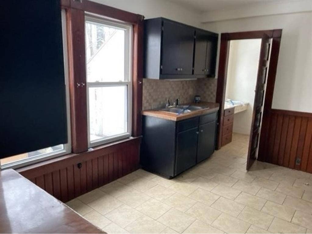 Large sunny room for rent