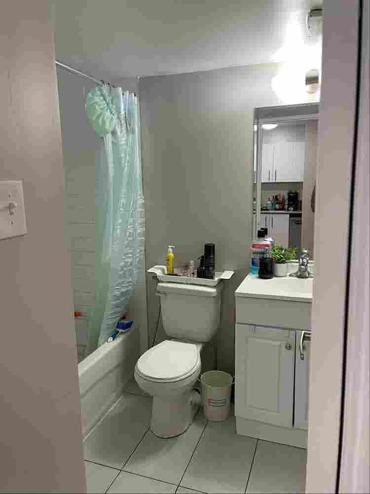 Girl roomamte. Text me-