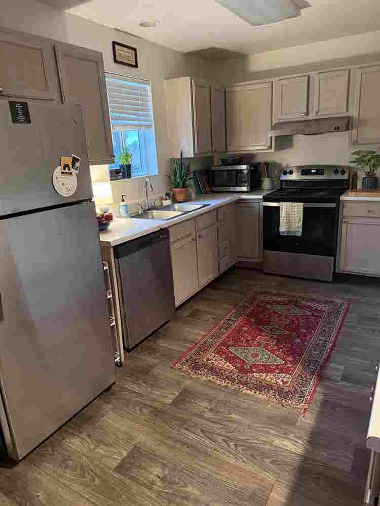 Looking for roommate