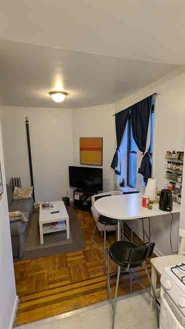 Sunny room in Hell's Kitchen walkup
