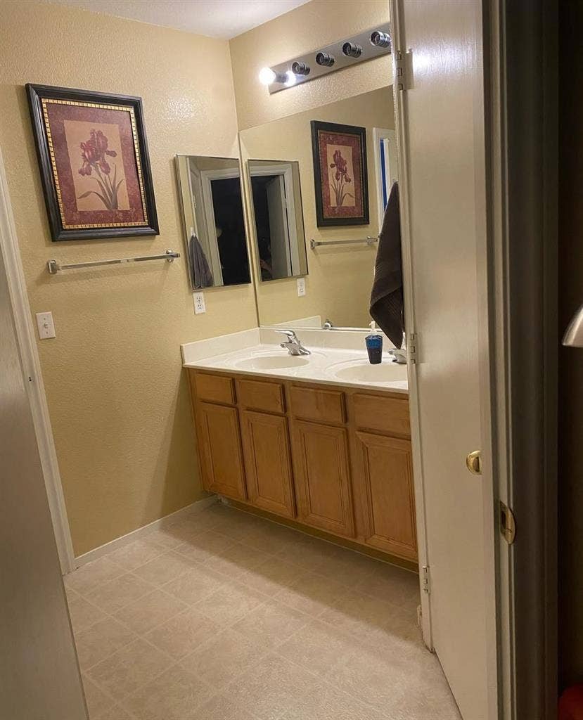 Room for Rent shared bathroom