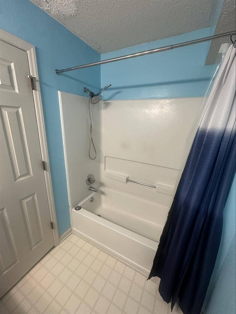 Room, bathroom,& living space 4rent