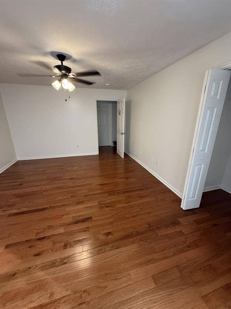 In need of a roommate!!