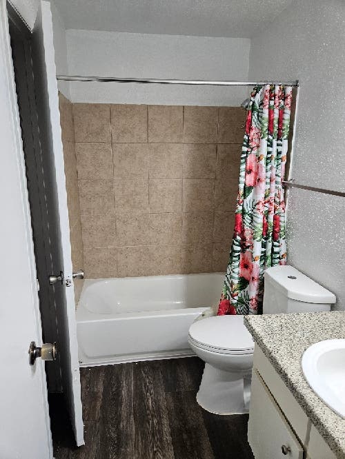 Looking for a female roommate
