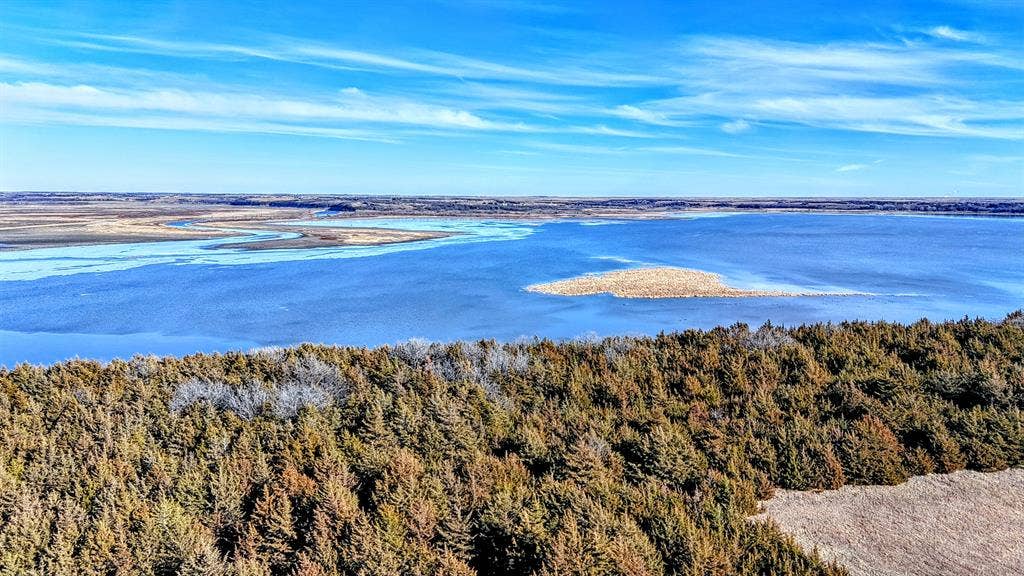 Historic lake home, 9 acres w/pool