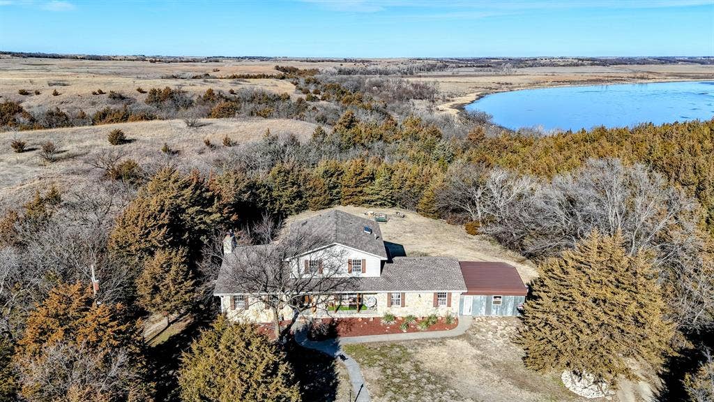 Historic lake home, 9 acres w/pool
