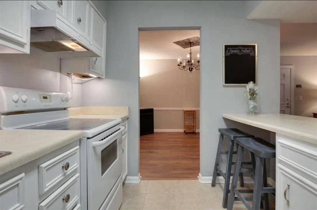 Remodeled Condo with pool and gym