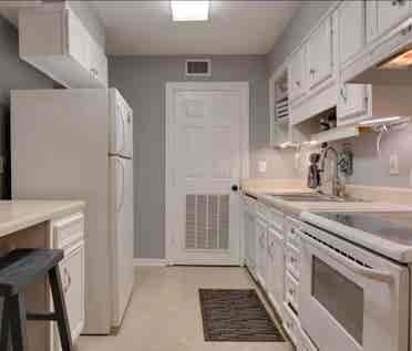 Remodeled Condo with pool and gym