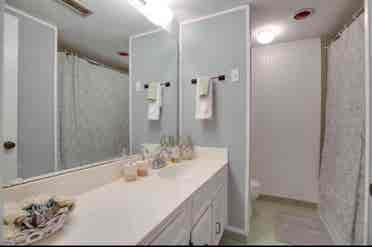 Remodeled Condo with pool and gym