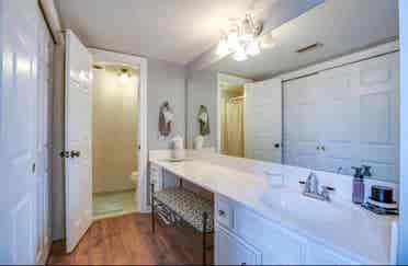 Remodeled Condo with pool and gym
