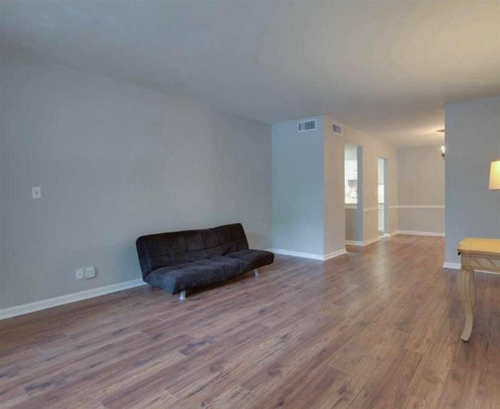 Remodeled Condo with pool and gym