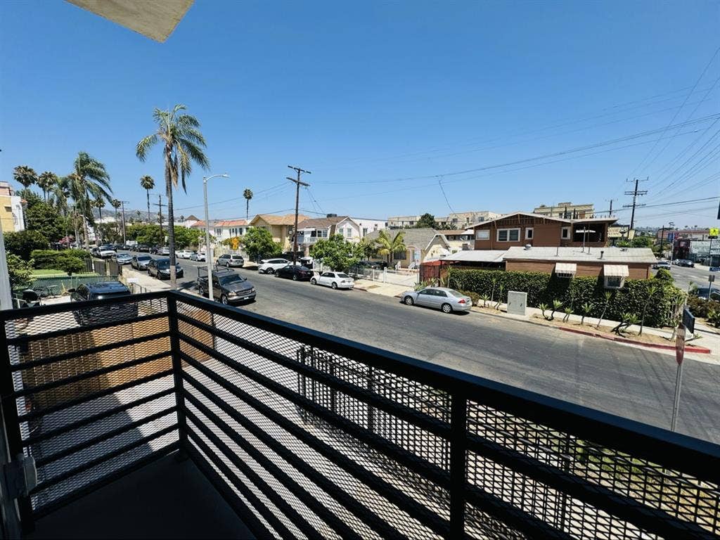 New Spacious Townhome in Hollywood