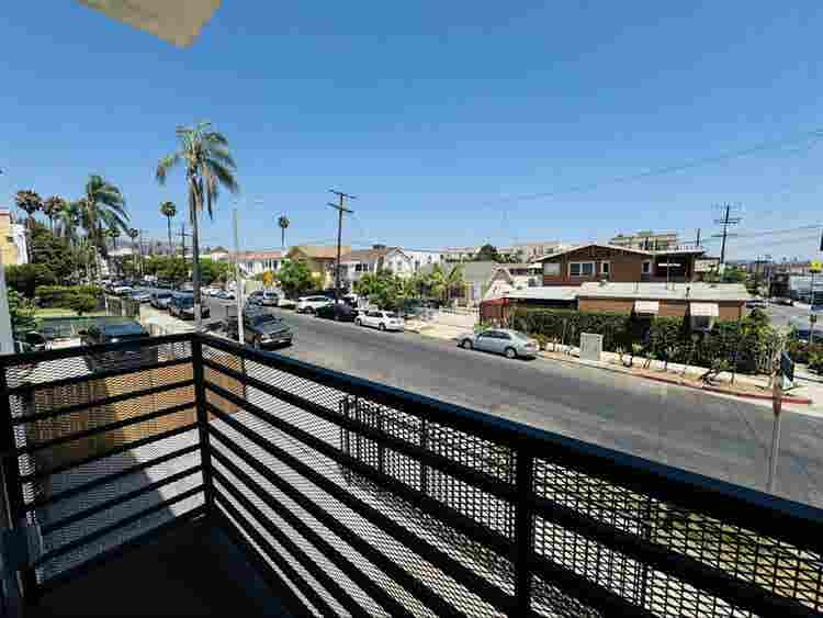 New Spacious Townhome in Hollywood