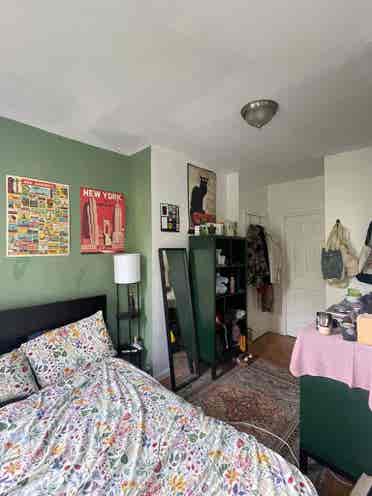 Sunny East Williamsburg Room